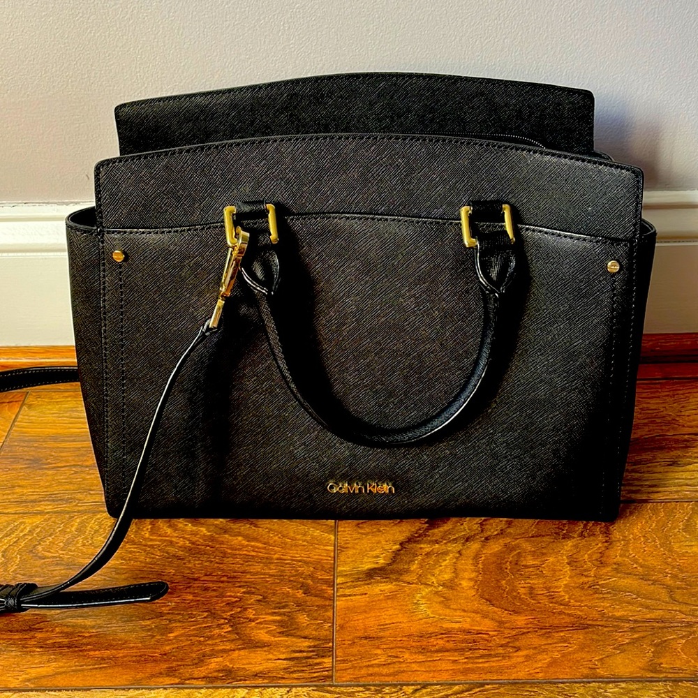 Black Calvin Klein purse with shoulder strap